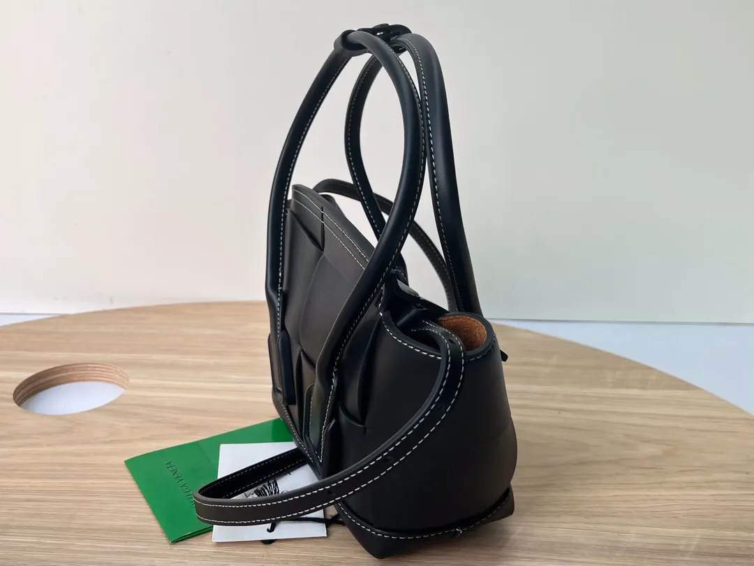 New MINI ARCO 29 Arrival: 6693 It has always focused on "low-key nobility". The design after the addition of Celine designers can be seen from this year's new Arco. It still retains this advantage. The simple design shows high-end. The obvious tension and neat atmosphere of the upper shoulders are also very in line with the current fashion attitude. Under the simplicity, there are not simple detailed designs, which are very special and have a sense of design. I like this French style model very much. It is romantic and textured. Fully recommended. Mini size 17X16X6. Opening 29cm